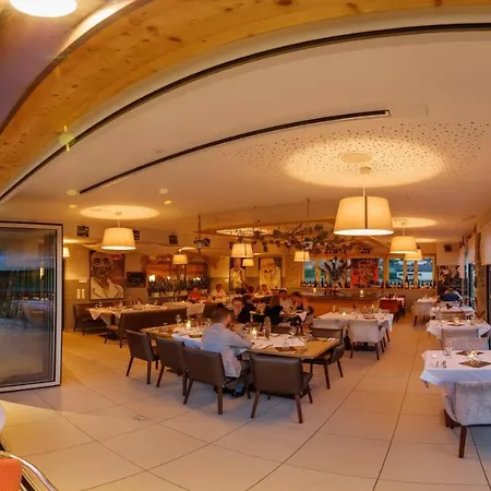 Hotel Malerwinkl Restaurant + Kunsthotel 3*