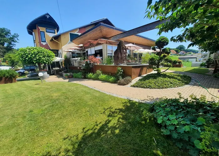 Отель Malerwinkl Restaurant + Kunsthotel Hatzendorf